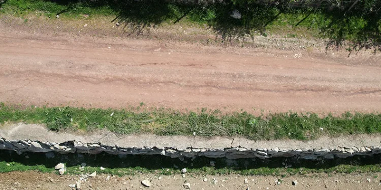 Deprem sonrası yollarda çatlaklar oluştu