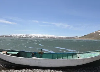 Kars’ın zirvesindeki gölün buzları çözülüyor