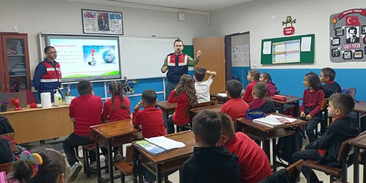 Öğrencilere siber farkındalık ve bilinçlendirme eğitimi