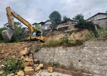 Tehlike arz eden taş duvar yenileniyor