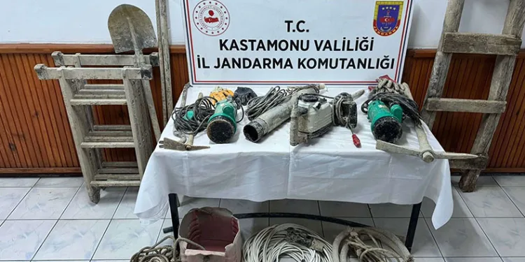 Kaçak kazı yapan definecilere suçüstü baskın