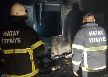Altınözü’nde yanan evde maddi hasar oluştu