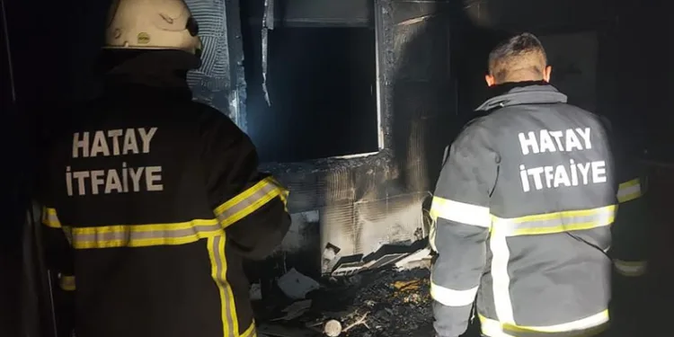 Altınözü’nde yanan evde maddi hasar oluştu