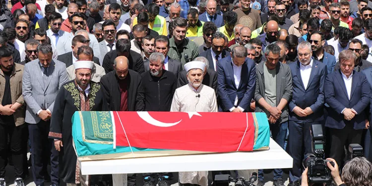 Maden işçisi son yolculuğuna uğurlandı