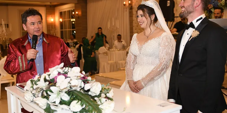 Başkan Aydın ilk nikahını kıydı