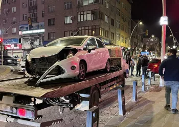 Sultangazi’de iki otomobil çarpıştı