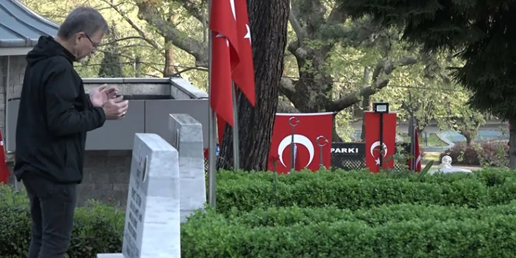 Şehitlikte hüzünlü bayram