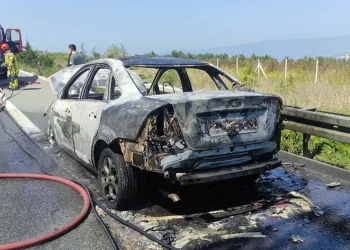 Bursa’da seyir halindeki otomobil alev alev yandı