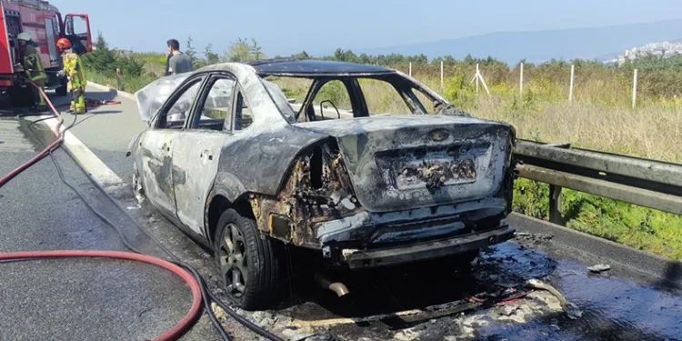 Bursa’da seyir halindeki otomobil alev alev yandı