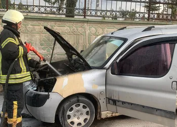 Mezarlık ziyaretine gitti, aracı yandı