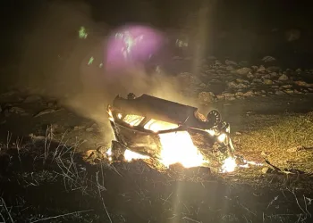 Takla atarak alev alan otomobilden canlarını zor kurtardılar