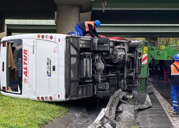 Görevli polisleri taşıyan servis minibüsü devrildi