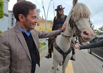 Onları gören başkan da vatandaş da hayrete düştü