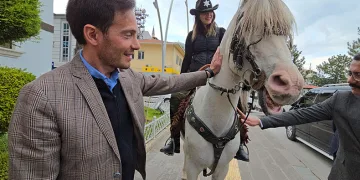 Onları gören başkan da vatandaş da hayrete düştü