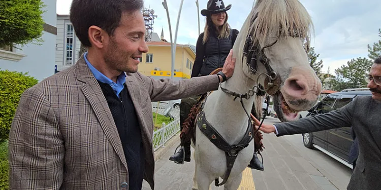 Onları gören başkan da vatandaş da hayrete düştü