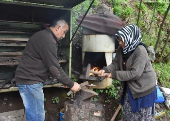 İlçe ilçe dolaşıp tamirat yaparak geçimini sağlıyor