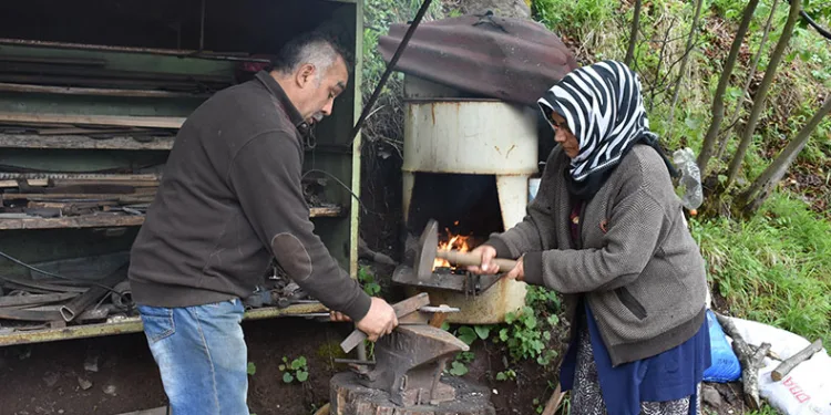 İlçe ilçe dolaşıp tamirat yaparak geçimini sağlıyor