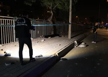Kontrolden çıkan motosiklet kaldırıma çarpıp sürüklendi