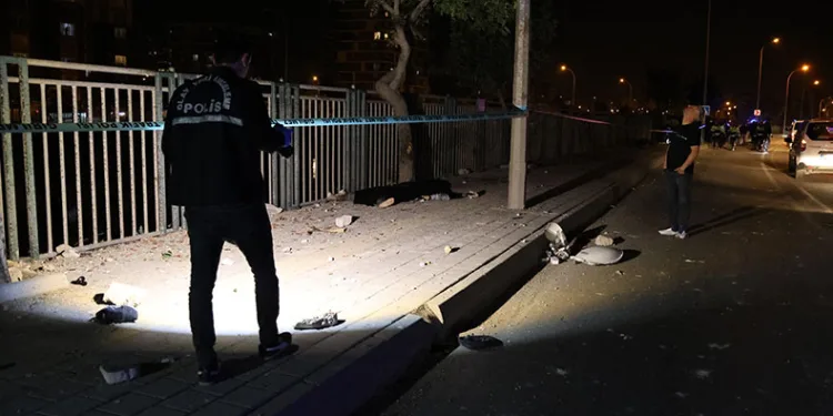 Kontrolden çıkan motosiklet kaldırıma çarpıp sürüklendi