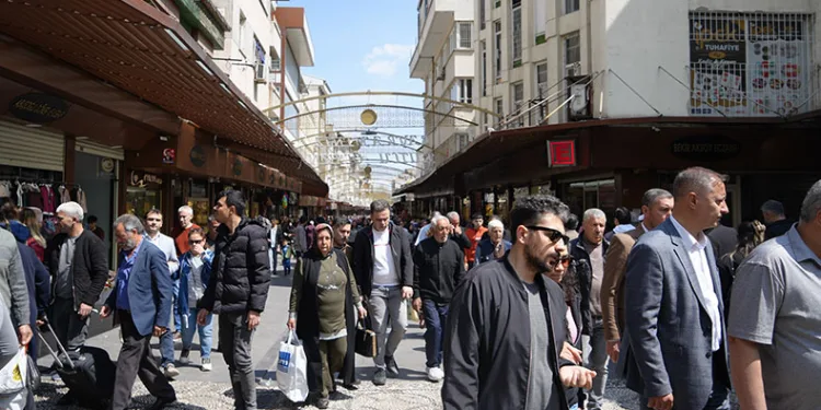 Gaziantep’te çarşı pazarda bayram yoğunluğu