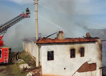 Burdur’da sobadan çıkan yangında ev küle döndü