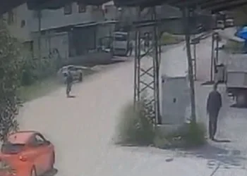 Bisiklete çarpmamak için yayaya çarptı
