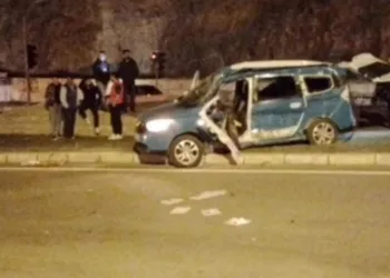 Tır, hafif ticari araca çarptı