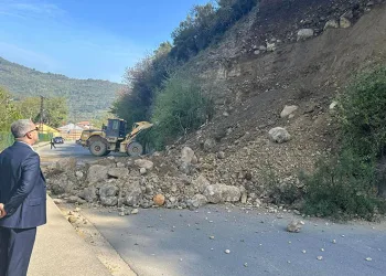 Karabük’te heyelan yolu kapattı