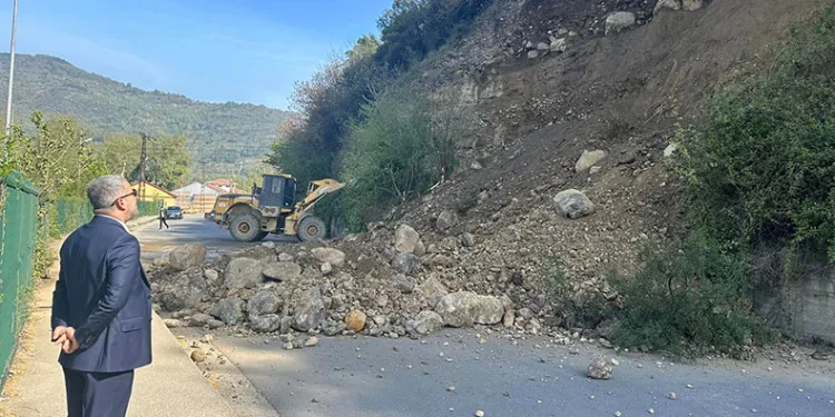 Karabük’te heyelan yolu kapattı