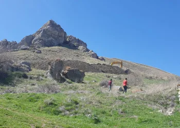 Köyü tehdit eden kayalara hendekli çözüm