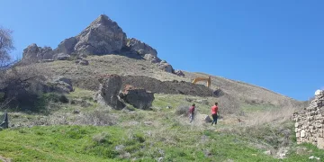 Köyü tehdit eden kayalara hendekli çözüm