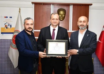 Başkan Usta ve meclis üyeleri mazbatalarını aldı