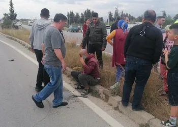 Ticari aracın çarptığı motosiklet sürücüsü metrelerce sürüklendi