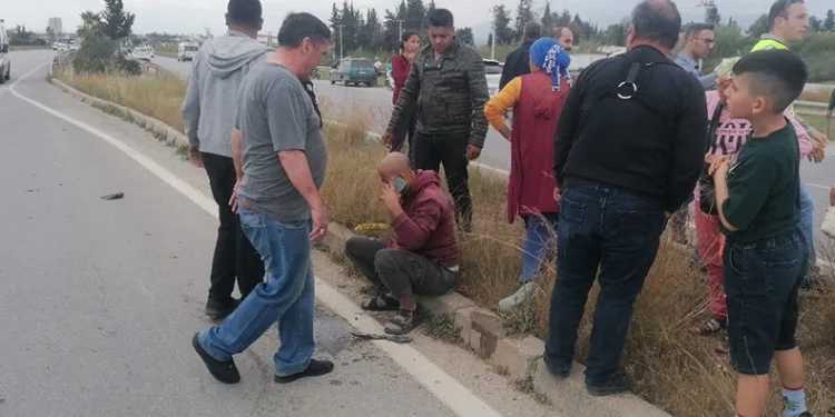 Ticari aracın çarptığı motosiklet sürücüsü metrelerce sürüklendi