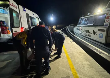Rahatsızlanan vatandaş Sahil Güvenlik Komutanlığı ekiplerince tahliye edildi