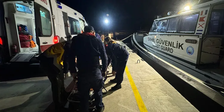 Rahatsızlanan vatandaş Sahil Güvenlik Komutanlığı ekiplerince tahliye edildi