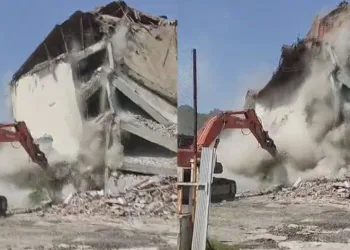 Okulun yıkım esnasında panik dolu anlar yaşandı