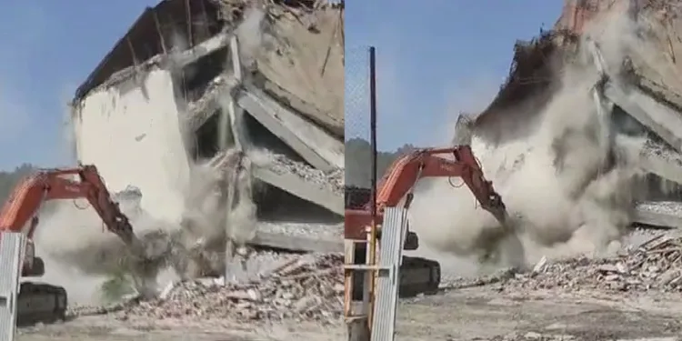 Okulun yıkım esnasında panik dolu anlar yaşandı