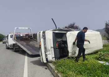 Kontrolden çıkan minibüs takla attı