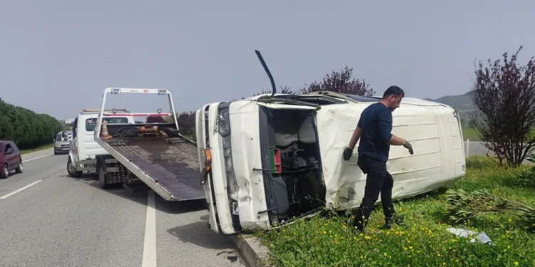 Kontrolden çıkan minibüs takla attı