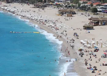 Ölüdeniz’de bayram yoğunluğu yaşanıyor