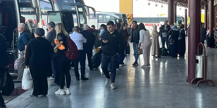 Bayram dönüşlerinin başlamasıyla otogarda yoğunluk oluştu