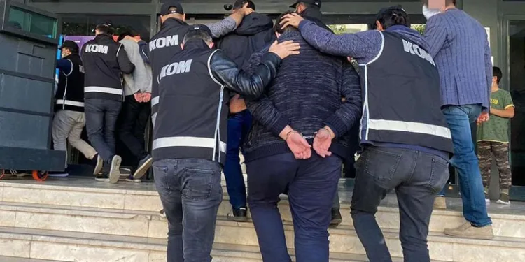 İnterpol kırmızı bültenle arıyordu yakalandı