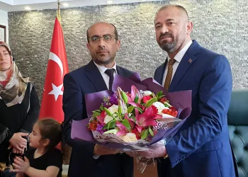 Orhaneli Belediye Başkanı mazbatasını aldı