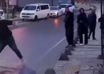 İETT durağına taş atarak camını kırdı