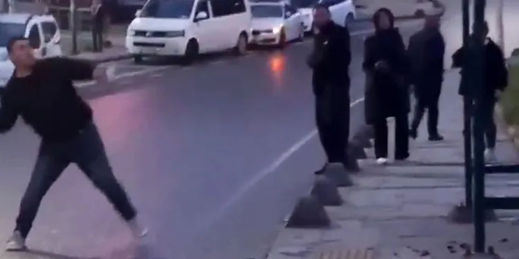 İETT durağına taş atarak camını kırdı
