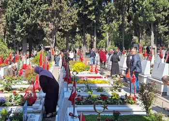 Edirnekapı Şehitliği’nde buruk bayram