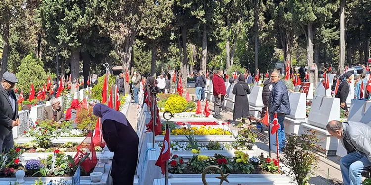 Edirnekapı Şehitliği’nde buruk bayram