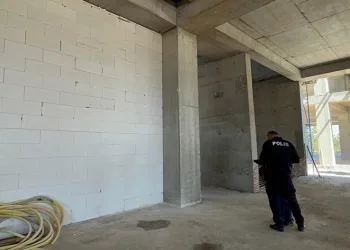 Yüksekten düşen inşaat işçisi yaralandı