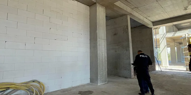 Yüksekten düşen inşaat işçisi yaralandı